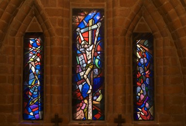 Fenstergruppe von Sigmund Hahn in der Nordkapelle der Spandauer St. Nikolai-Kirche. Foto:Bernd Malner
