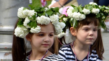  In Belgrad feiern die Gläubigen vor dem orthodoxen Osterfest die Auferstehung von Lazarus. Vor allem die Kinder schmücken sich dazu mit Blumen und grünen Zweigen.