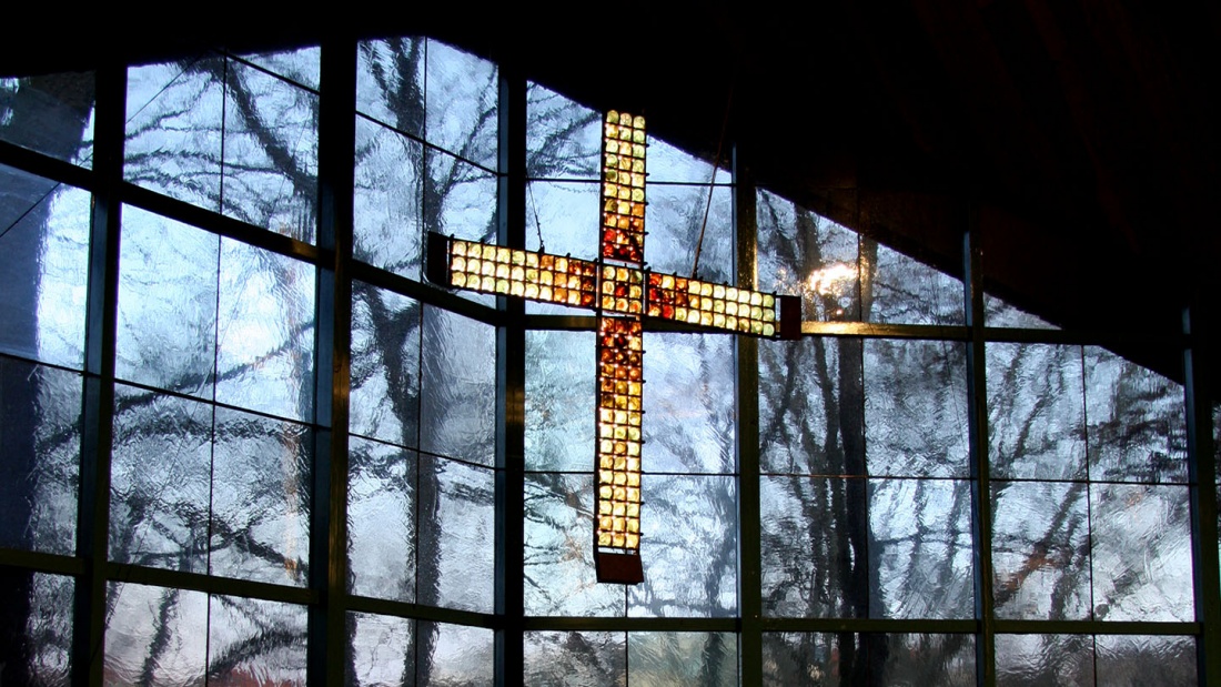Das Bild zeigt das über dem Altar hängende Kreuz in der Kirche am Lietzensee in Berlin-Charlottenburg.