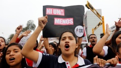 "Ni una menos" ("Nicht eine weniger") steht auf einem Schild bei einer Demonstration gegen Gewalt an Frauen in Lima, Peru.