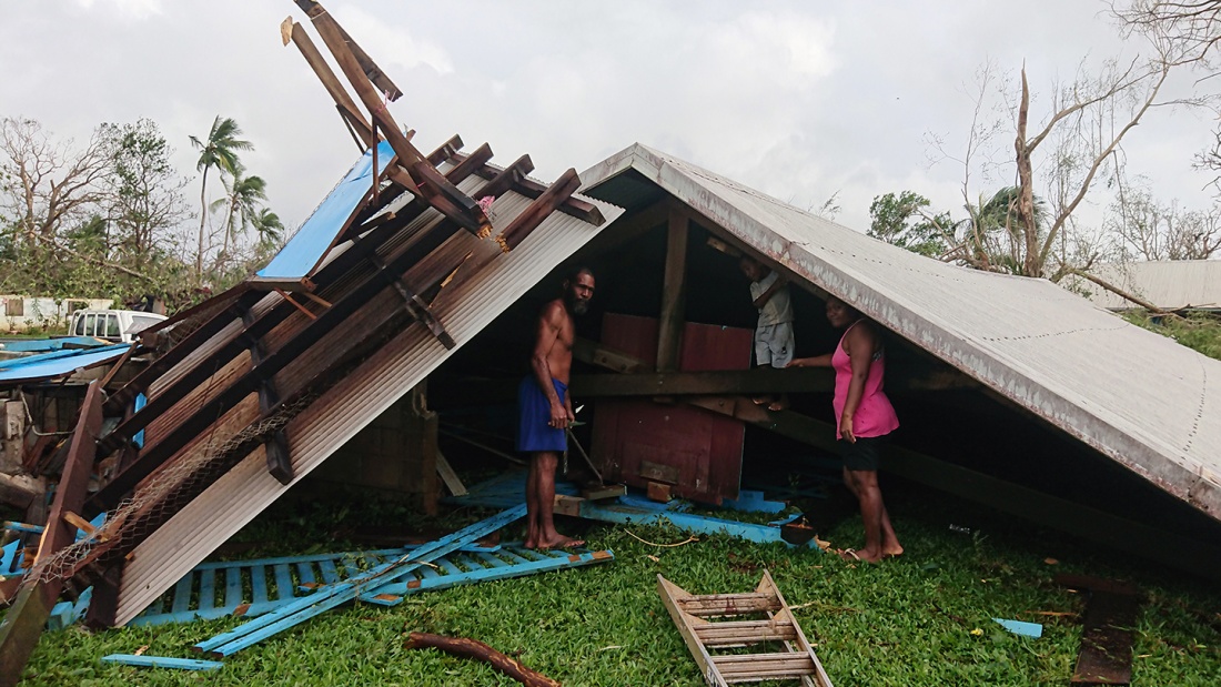 Die durch den Wirbelsturm Harold zerstörte Aula einer Schule in Luganville, die zweitgrößte Stadt des pazifischen Inselstaats Vanuatu