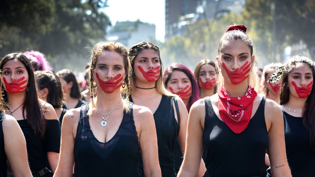 Frauen in Lateinamerika demonstrieren für Gleichberechtigung und gegen Gewalt.