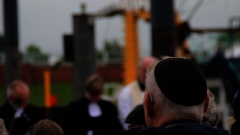 Ein Gottesdienstbesucher mit der jüdischen Kippa beim Himmelfahrtsgottesdienst im Duitzumer Hafen