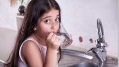 Für Kinder und Jugendliche ist Fasten gesundheitsschädlich, insbesondere der Verzicht auf Flüssigkeit.