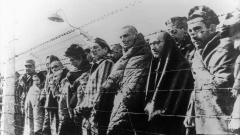 Überlebende des Konzentrationslagers Auschwitz nach der Befreiung durch die Rote Armee.