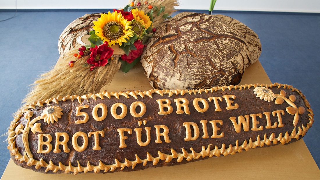  Brot mit Aufschrift "5.000 Brote - Konfis backen Brot für die Welt"