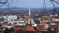 Die Nicolaikirche in Bielefeld ragt aus dem Stadtbild. 