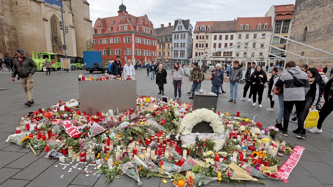 Kerzen und Blumen auf dem Marktplatz in Halle nach Synagogen Anschlag in Halle.