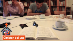Bibelstunde der Presbyterianischen Persischen Gemeinde in Neukölln. Sepher und Mohsen lesen die Texte des Korans ganz genau.
