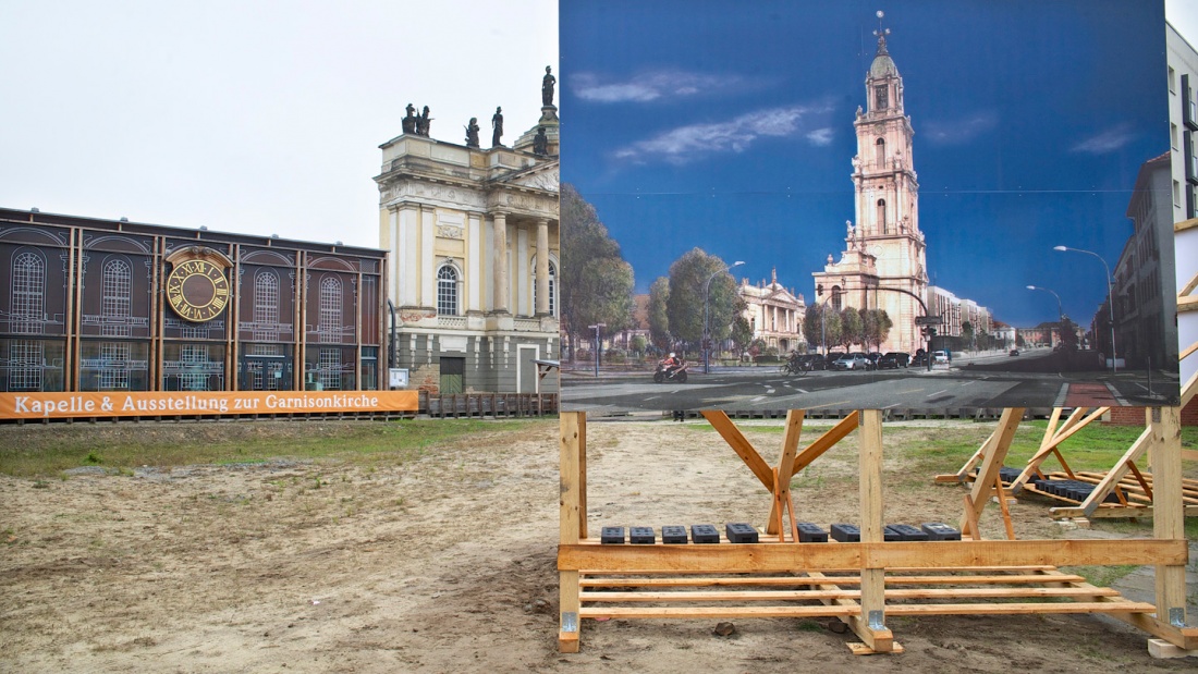 In Potsdam werben seit Oktober 2014 große Plakatwände für den Wiederaufbau der 1945 zerstörten und 1968 abgerissenen Garnisonkirche