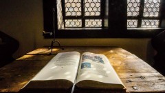Lutherstube mit einer Bibel: Hier soll Martin Luther während seiner Schulzeit als Lateinschüler von 1498 bis 1501 gewohnt haben.