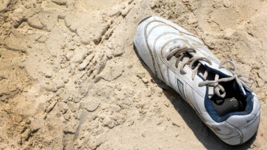 Angespülter Schuh im Strand nahe Alexandria.