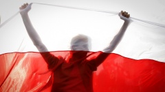 Ein Demonstrant hält eine historische belarussische Fahne.