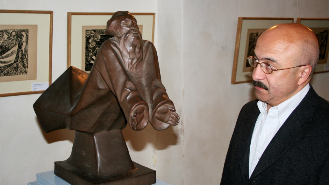 Die Figur "Schwebender Gottvater" aus Böttger Steinzeug von 1922 gehört zu den 47 Werken der Ausstellung "Ernst Barlach - Mystiker der Moderne".