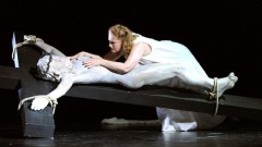 Szenenfoto aus Paul Hindemiths Einakter "Sancta Susanna" (Ingeborg Greiner in der Rolle der Susanna)