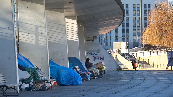 Obdachlose campieren am Spreebogen in Berlin. Im Landkreis Gießen ist der erste Wohnungslose in diesem Jahr in Deutschland erfroren. 