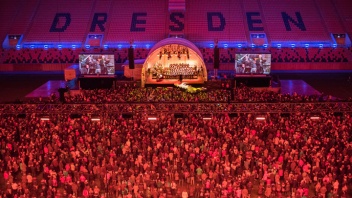 Rund 12.500 Besucher haben den ersten Auftritt des Dresdner Kreuzchores im Dynamo-Stadion verfolgt.