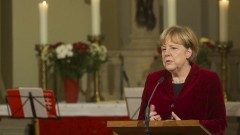 Merkel spricht in ihrer Heimtatkirche