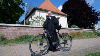 Pastor mit E-Bike