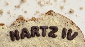 Schriftzug "Hartz IV" aus Schokoladenbuchstaben auf einem Butterbrot