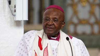 Desmond Tutu bei einem Gottesdienst im Lübecker Dom im Jahr 2015.