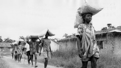 1969 verteilte die Diakonie Katastrophenhilfe Hilfsgüter mit einer Luftbrücke in der Provinz Biafra in Nigeria.