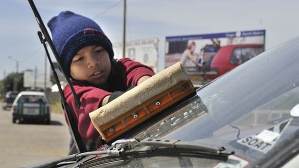 Kinderarbeit, 10-jÃ¤hriger Junge putzt Autoscheiben an einer Kreuzung, Santa Cruz, Bolivien, SÃ¼damerika