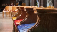 Leere Bänke in der Kathedrale von Manchester