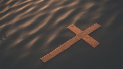 Kreuz schwimmt auf Wasser ls Zeichen für Taufe