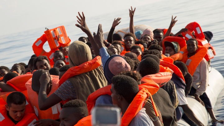 Flüchtlinge in einem Schlauchboot im Mittelmeer.