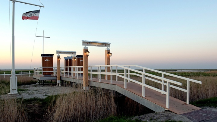 Die Brücke der Erinnerung ist eine Gedenkstätte für Seebestattungen in Harlesiel in Ostfriesland.