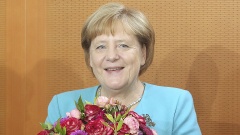 Angela Merkel mit Blumenstrauß