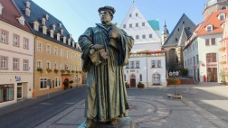Denkmal des Reformators Martin Luther auf dem Marktplatz in Eisleben.