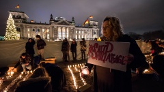 Rund 4.700 Kerzen bilden auf der Wiese vor dem Bundestag den Schriftzug "#SafePassage". 