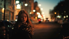 Frau einsam auf Straße