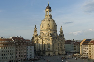 Frauenkirche Dresden inmitten des Dresdner Neumarktes.