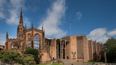 Die Kathedrale von Coventry: Neubau und Aussenmauern der alten Kathdrale die 1940 bei einem deutschen Luftangriff zerstört wurde.