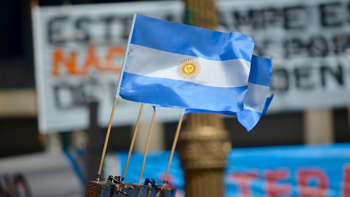Argentinische Flaggen vor dem Regierungspalast in Buenos Aires. 