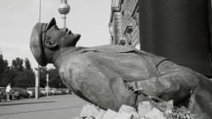 So wie diese Lenin-Statue am 30. Mai 1992 gegenüber dem Palast der Republik wurden die meisten sozialistischen Denkmäler nach der Wende abgebaut.