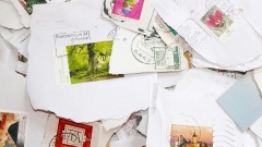 Verschiedene Briefmarken auf Teilen von abgerissenen Briefumschlägen.