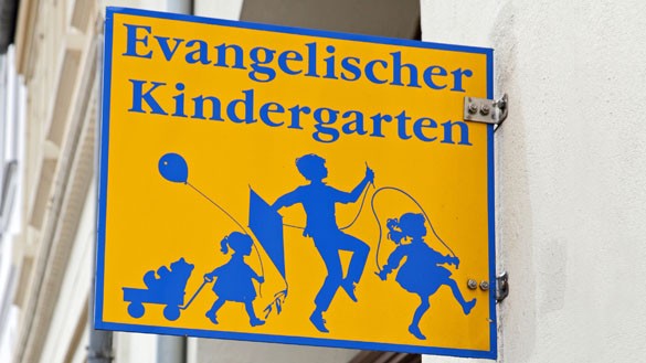 Hinweisschild zum Kindergarten der evangelischen Sankt Johanniskirche in Dessau, Sachsen-Anhalt
