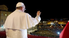 Papst Franziskus auf dem Balkon des Petersdoms