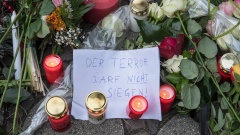 Zahlreiche Menschen stellen vor der Berliner Kaiser-Wilhelm-Gedächtniskirche Kerzen auf und legen Blumen nieder für die Opfer des Anschlags auf den Berliner Weihnachtsmarkt. 