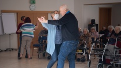 Altenpfleger tanzen mit Bewohnern des Alten- und Seniorenheimes Marienstift 