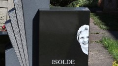 Grabstein mit einem Porträtfoto der Verstorbenen auf einem Friedhof in Baden-Württemberg.