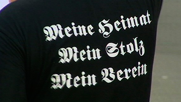 Es bleibt nicht nur beim T-Shirt: Rassistische Beleidigungen sind in deutschen Fußballstadien immer noch Alltag.