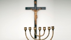 Symbole für Weltreligionen Christentum und Judentum: Kreuz und Kipa.