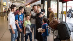 Majd (21, M.) aus Syrien und sein Cousin (li.) begrüßen die Mutter und die jüngeren Brüder von Majd nach ihrer Ankunft aus Syrien am Flughafen Berlin-Tegel.