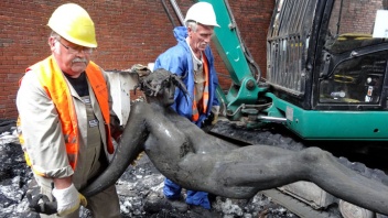 Die überlebensgroße Bronzeskulptur des leidenden Christus, ein Werk des Bildhauers Hubertus von Pilgrim wurde beim Brand am 30.07.2013 kaum beschädigt, obwohl ihr ein brennender Balken auf die Schulter fiel.