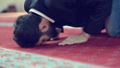 Junger Muslime betet in einer Moschee. (Symbolbild)